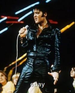 Elvis Presley 1968 Comeback Special Tribute Artist en costume de cuir noir à la peau douce