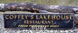 Panneau en bois rustique fait à la main, vintage et personnalisé pour un restaurant au bord du lac